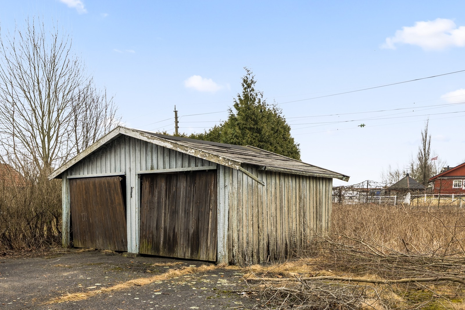 Dobbelgarasje på 29 m² fra 1967. Bakenfor garasjen går jernbanen, rett utenfor tomtegrensen. Galleribilde