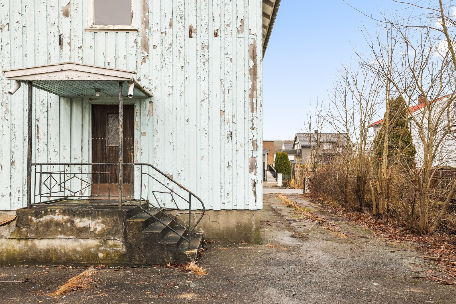 Utvendig betongtrapp til opp til hovedinngangen og utvendig adkomst til kjelleren, via kjellerlem. Galleribilde