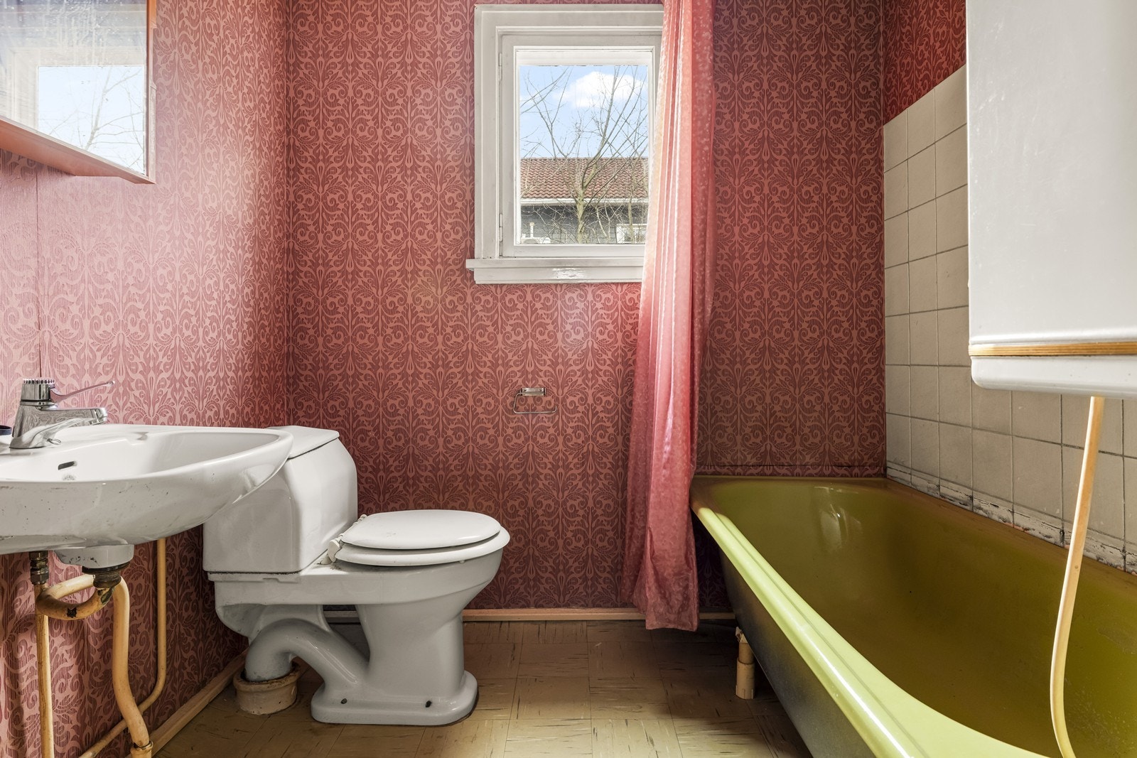 Badet i første etasje er av original standard med badekar, toalett og servant. Rommet har ikke vært i bruk på mange år. Galleribilde