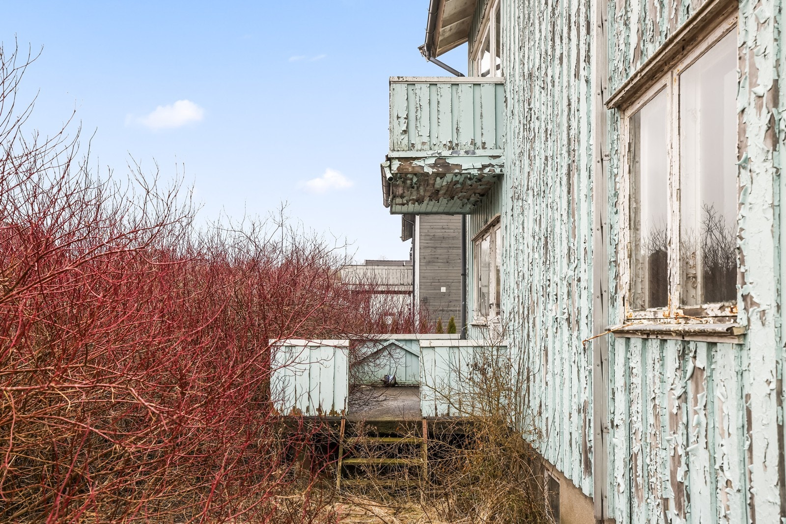 Det er veranda i første etasje og en balkong i andre etasje. Galleribilde