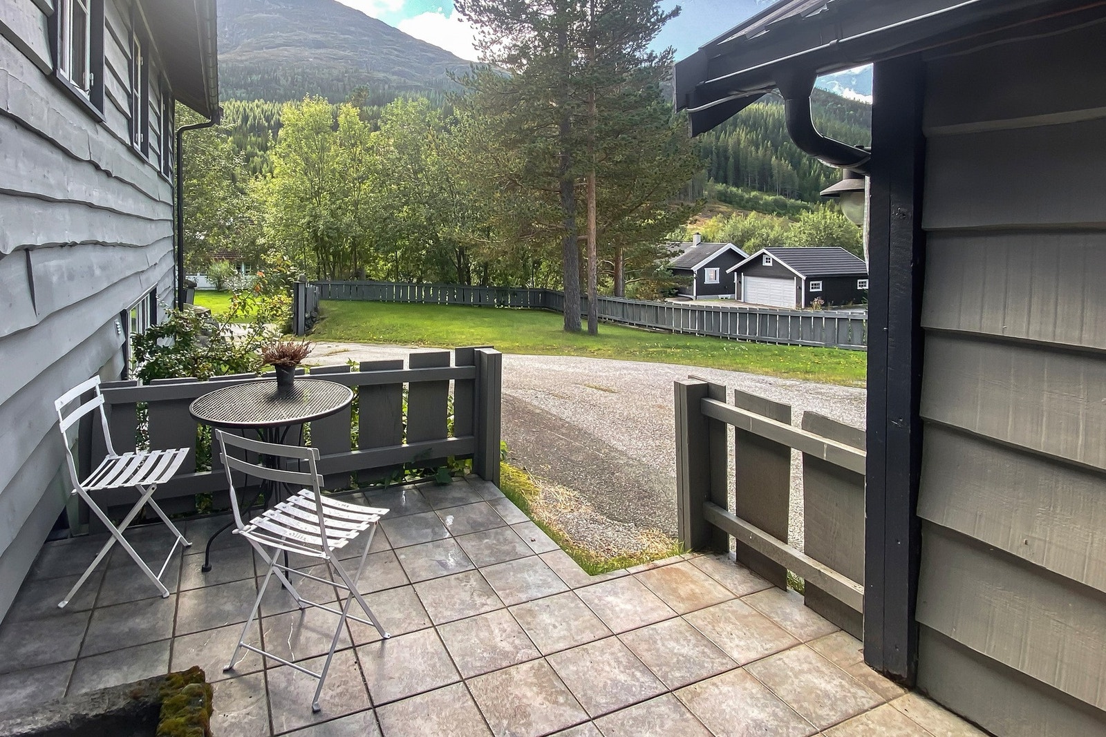 Inngangsparti mot pent opparbeidet uteareal. Galleribilde