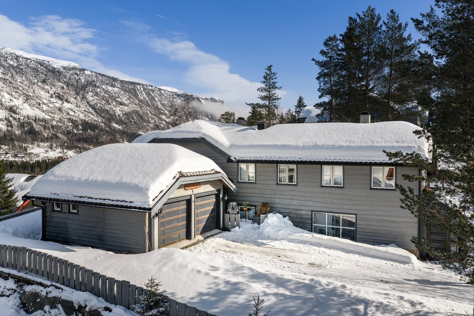 Boligen er meget innholdsrik med utleiedel. Galleribilde