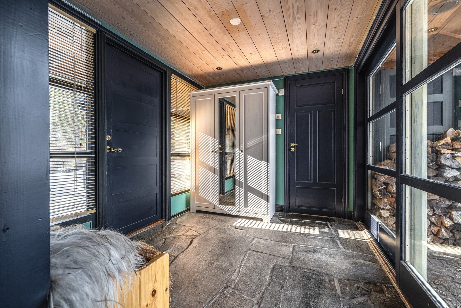 Gang mot garasje. Boligen har direkte adkomst til dobbelgarasje. Galleribilde