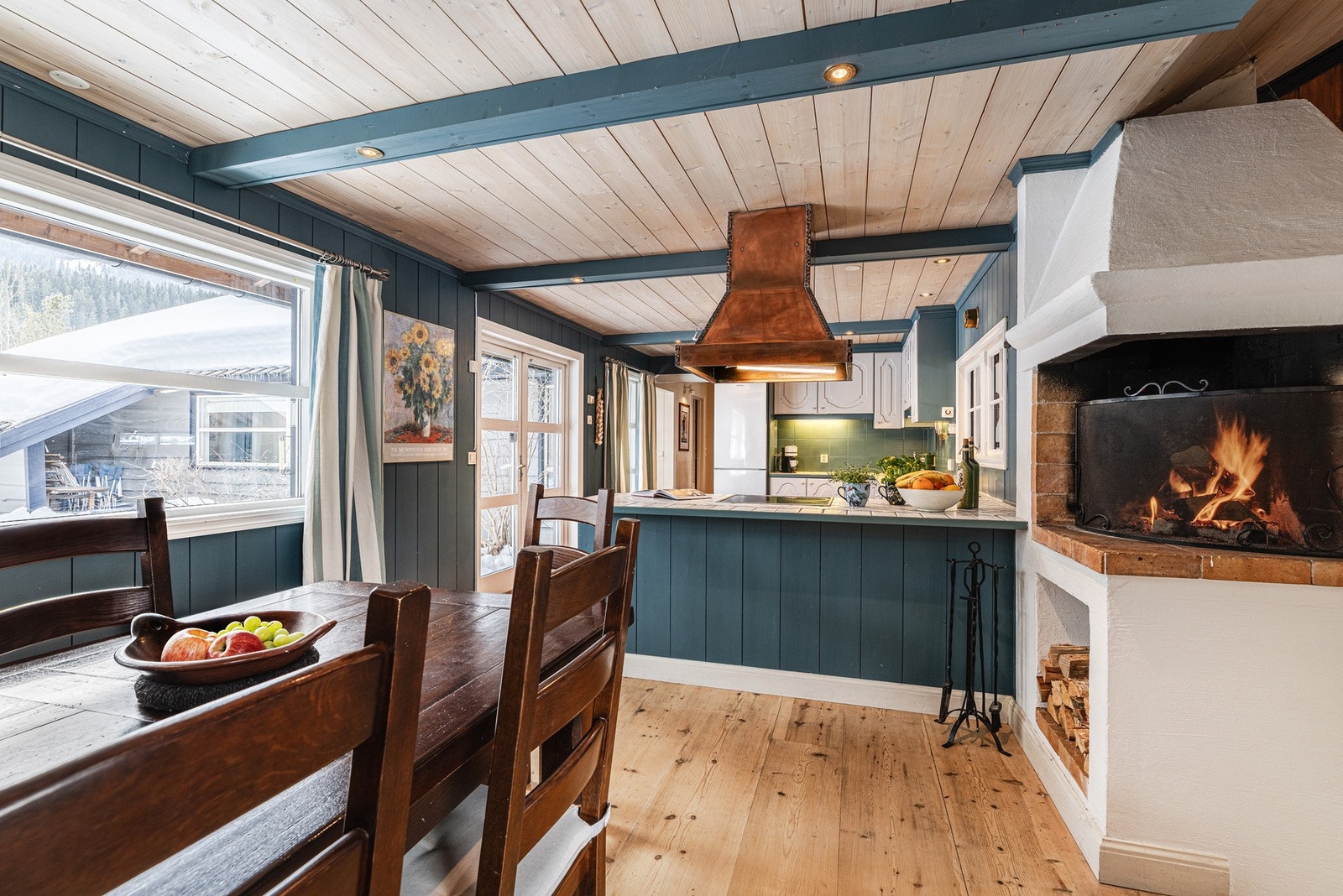 Hyggelig peis mot spisestue. Galleribilde