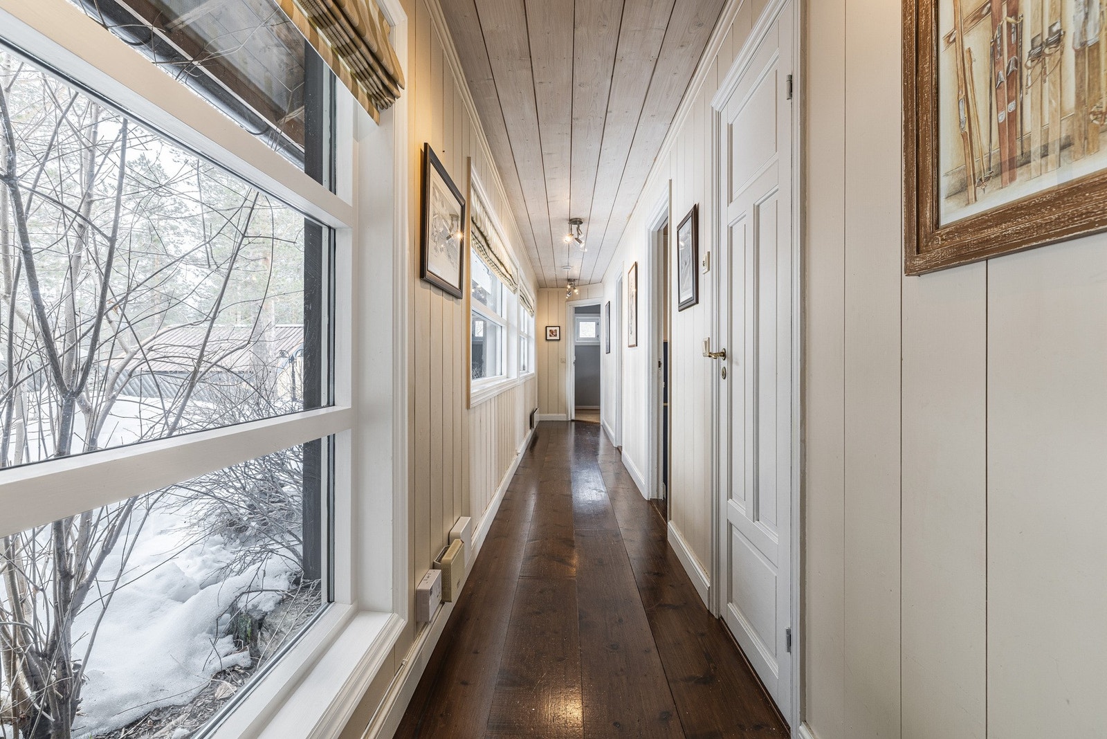 Gang mot soverom og baderom. Galleribilde