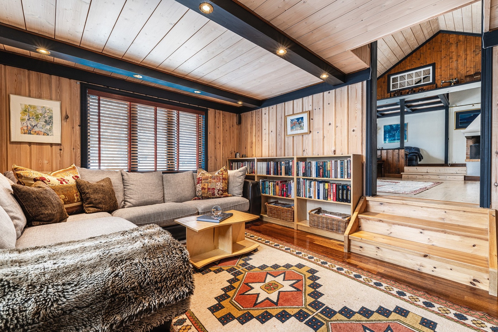 Tv-stue og bibliotek. Galleribilde