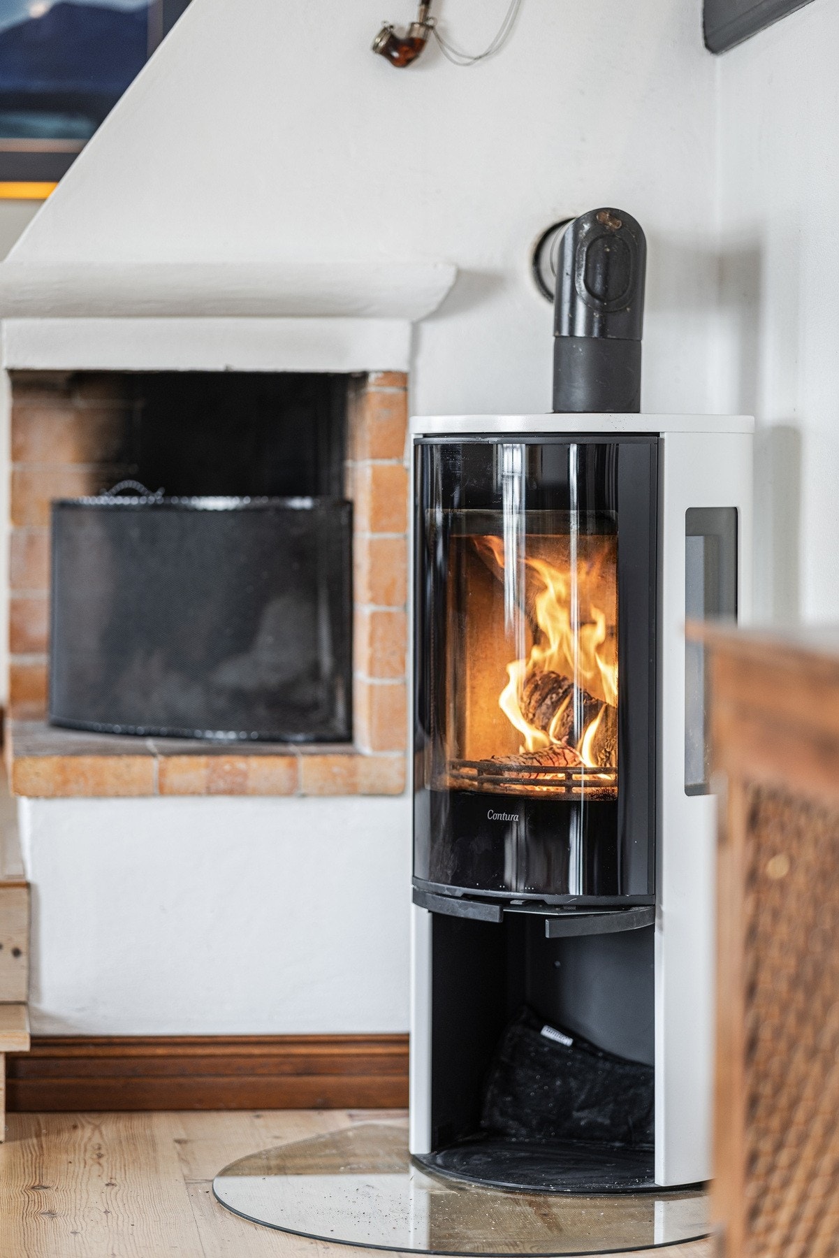 Peisovn av nyere tid i stuen. Galleribilde