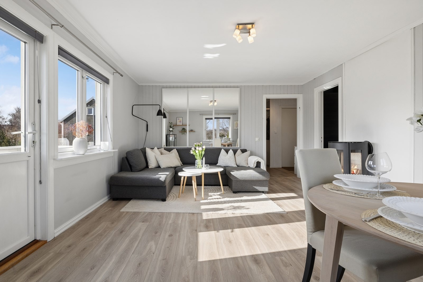 Romslig stue som er enkel å innrede, med vindu som slipper inn rikelig med naturlig lys. Galleribilde