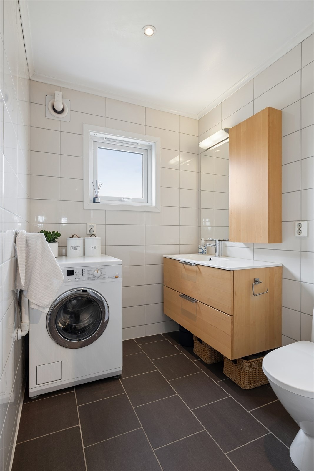 Pent, flislagt bad med servant, wc, dusjhjørne og opplegg for vaskemaskin. Varmekabler i gulv. Galleribilde