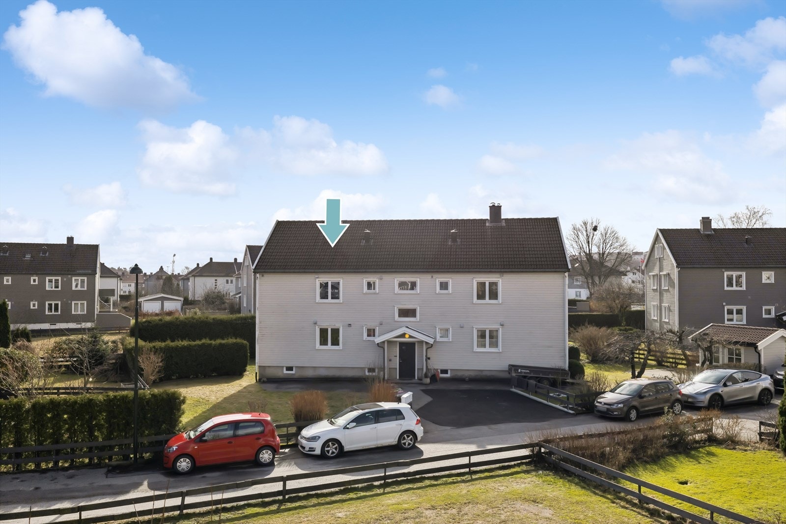 Leiligheten ligger i en firemannsbolig og har en praktisk planløsning med stue, kjøkken, bad/vaskerom, gang, to soverom og et innredet loftsrom (ikke godkjent for varig opphold). Galleribilde