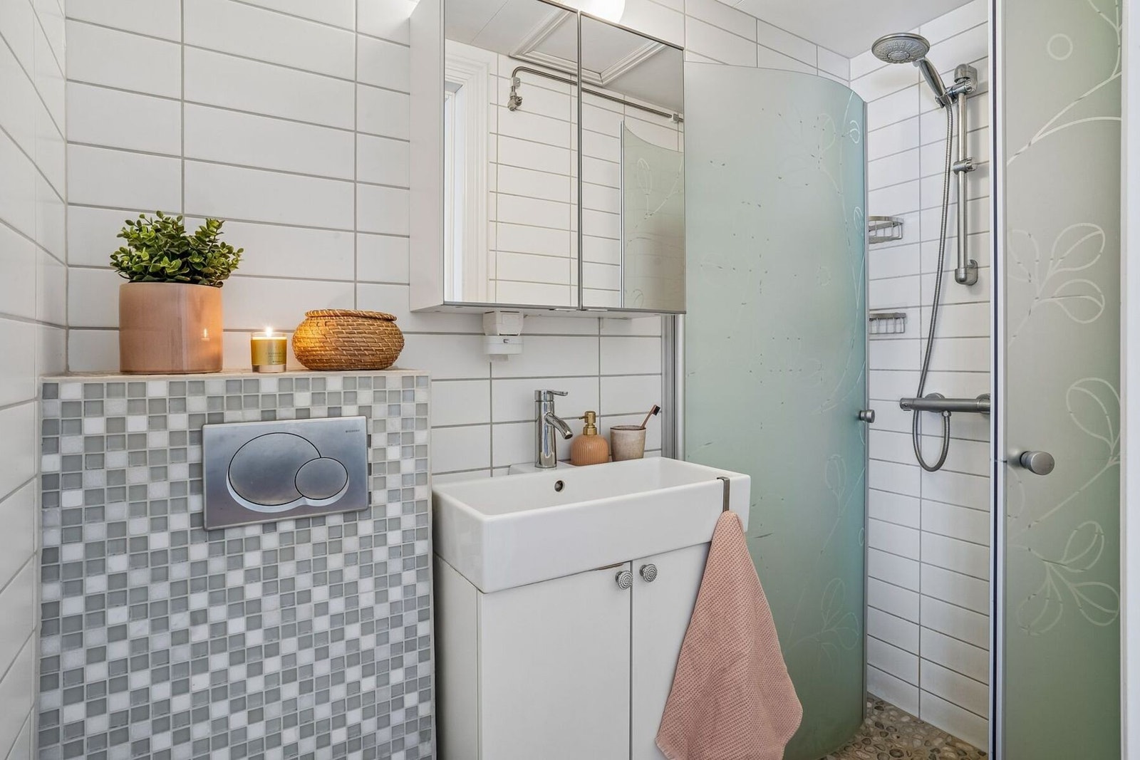 Baderom som måler 2 kvadratmeter med evestein på gulv og flislagte vegger. Galleribilde