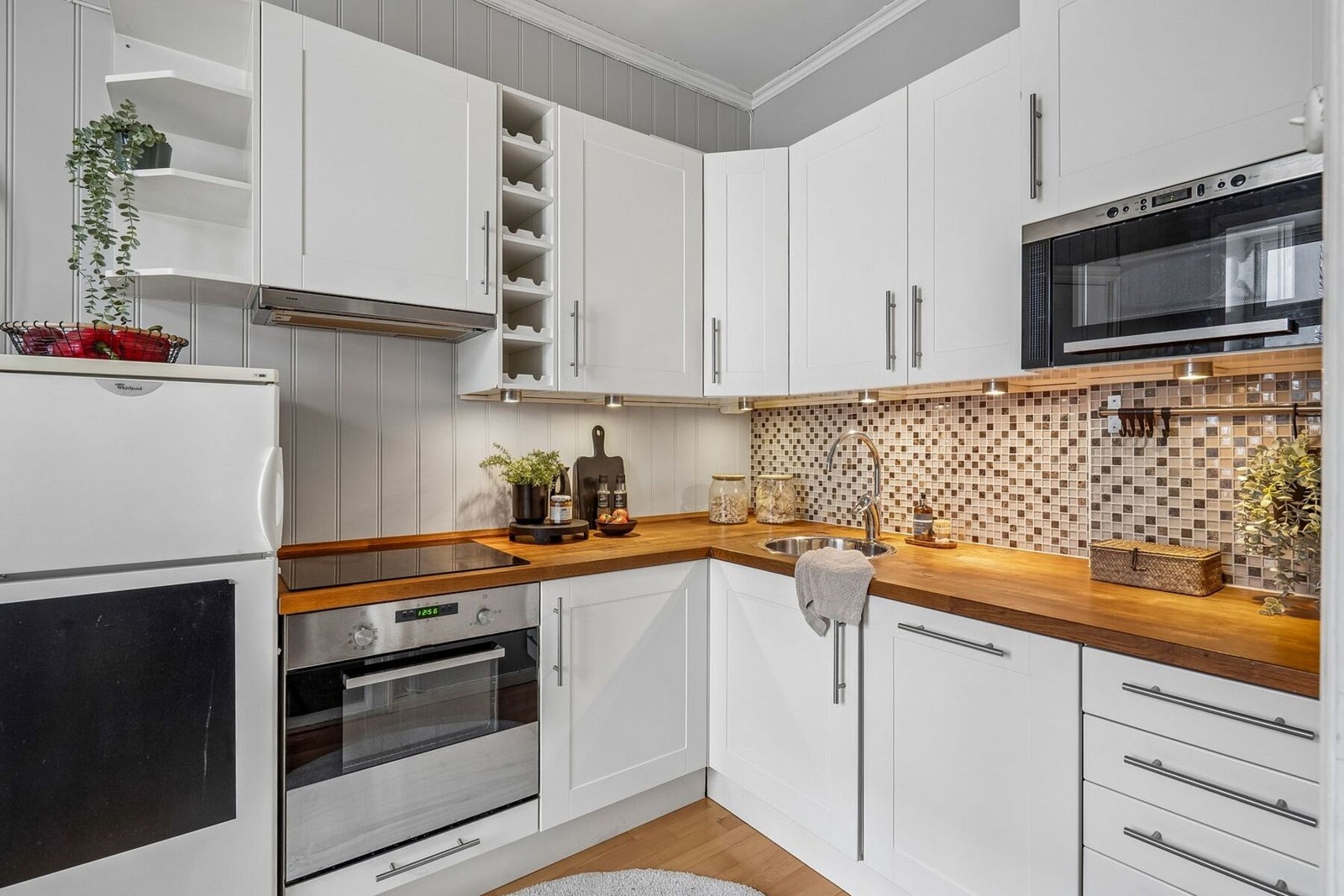 Lyst kjøkken som måler 7,5 kvadratmeter. Galleribilde