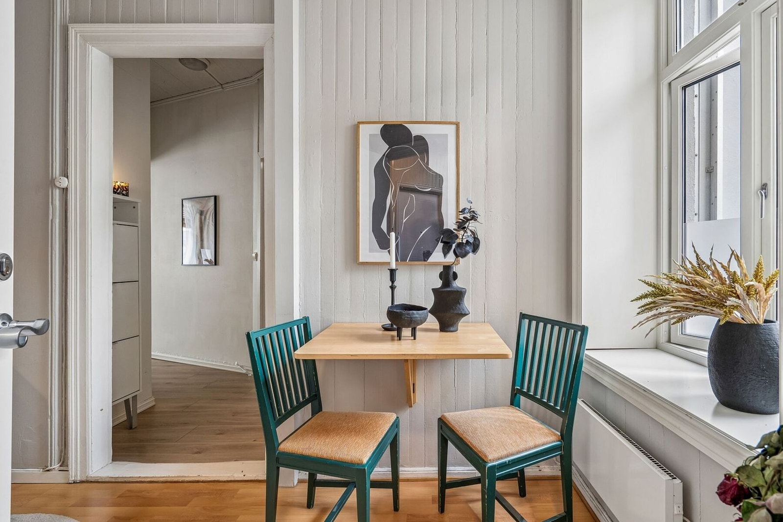 God plass til hyggelig spisegruppe på kjøkken. Galleribilde