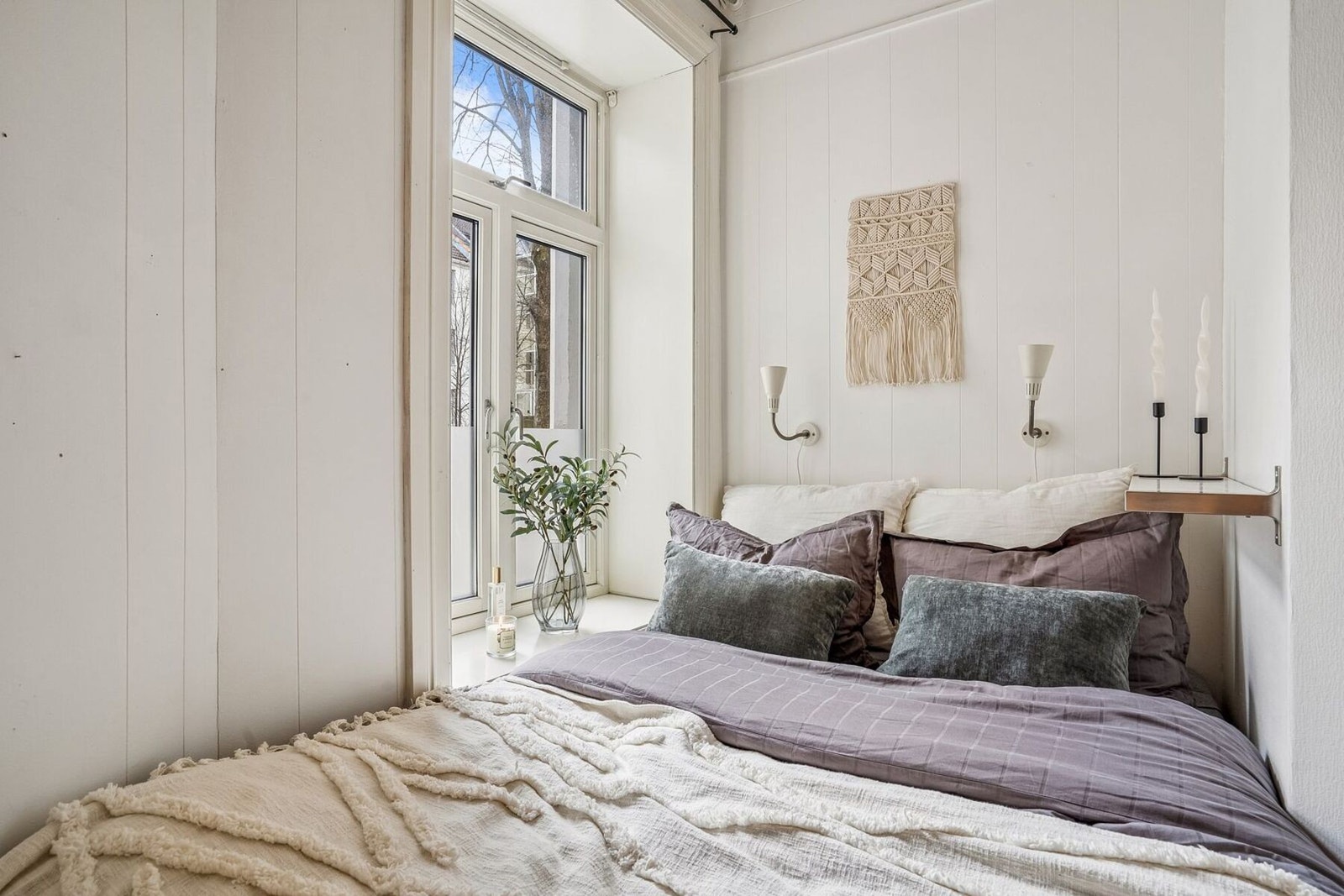 Vinduet vender ut mot en rolig og skjermet bakgård. Galleribilde