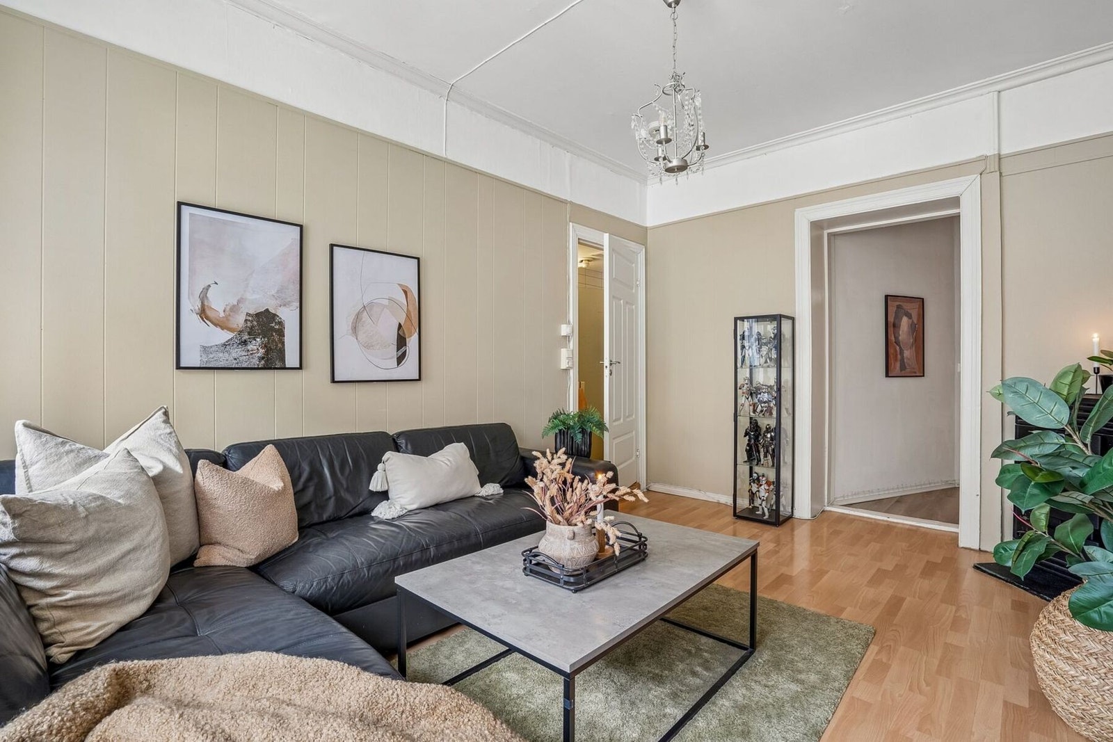 Stuen har en god størrelse på 14 kvm og fremstår som lys og innbydende, nylig malt i en delikat og tidløs farge. Galleribilde