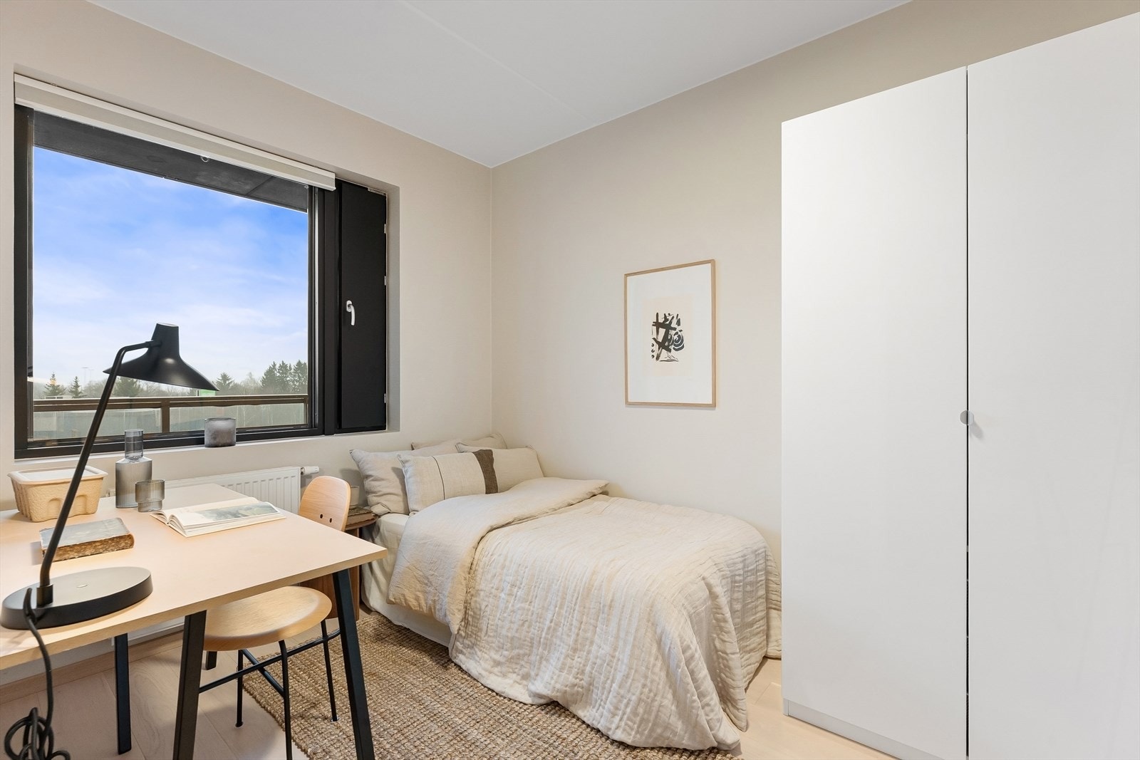 Soverom II har plass til seng, nattbord og garderobeskap. Galleribilde