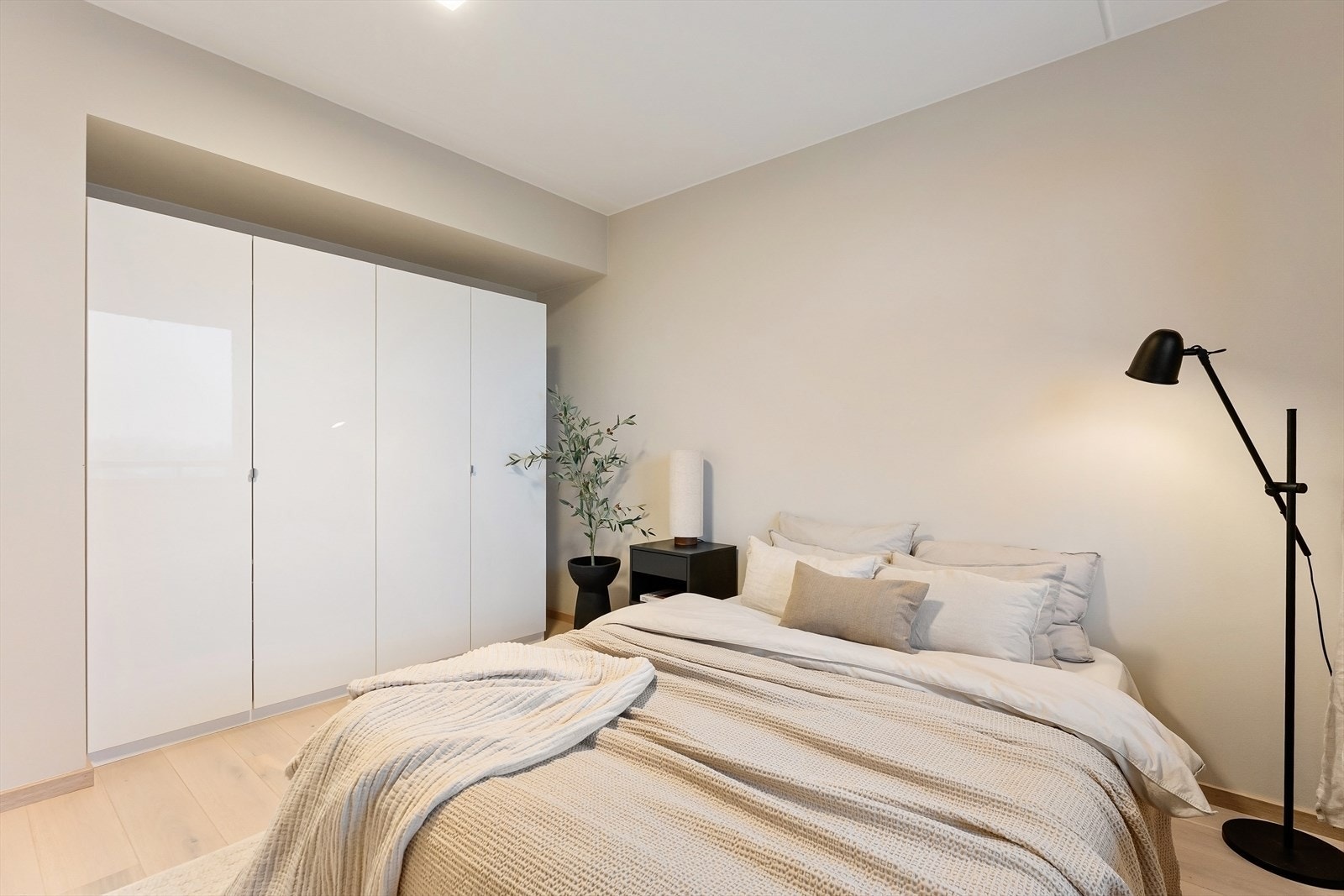 Hovedsoverommet er av god størrelse med plass til dobbeltseng med nattbord på hver side, det er også laget til med alkove med plass til garderobeskap. Galleribilde