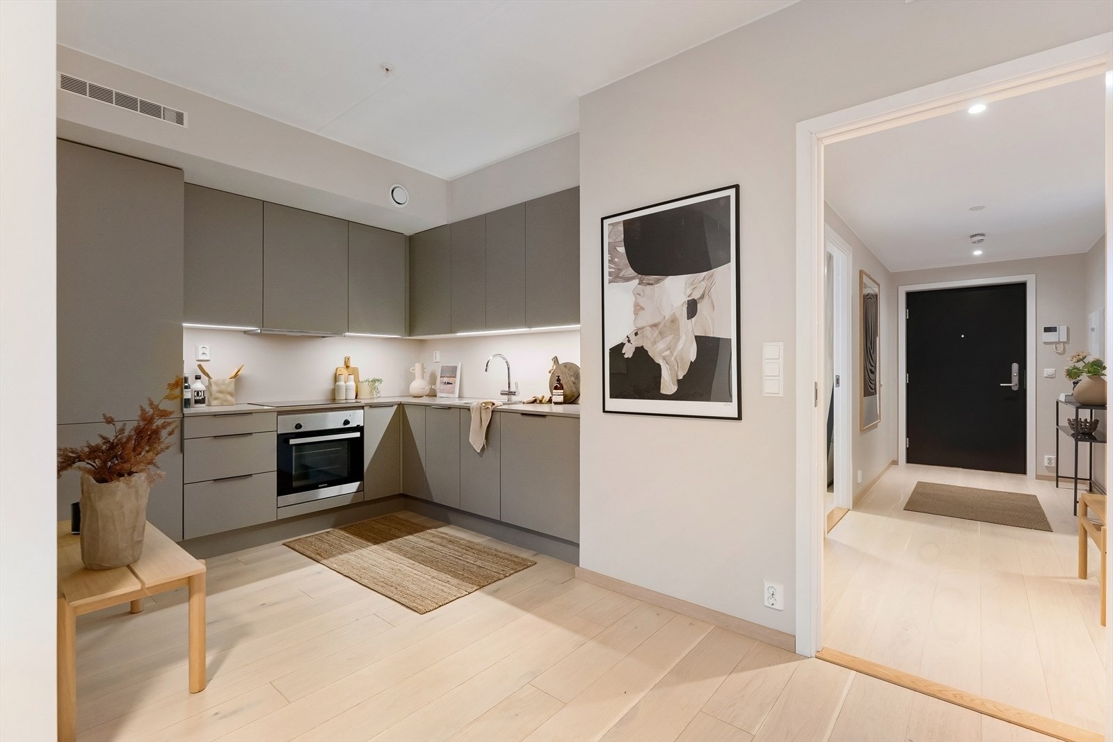 Åpen stue-/kjøkkenløsning som skaper en sosial atmosfære i rommet. Galleribilde