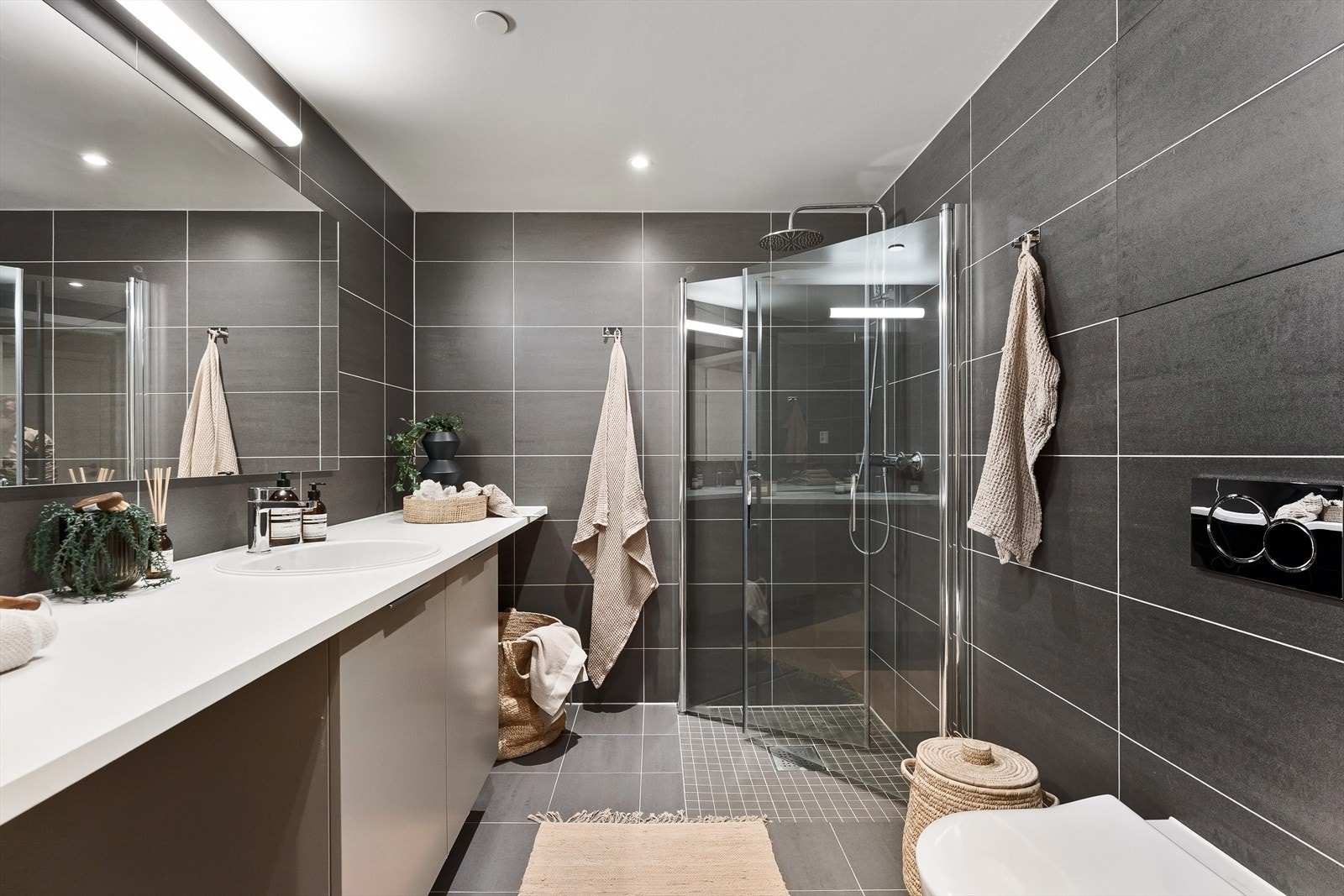 Helfliset baderom med vannbåren gulvvarme og downlights i himling. Galleribilde