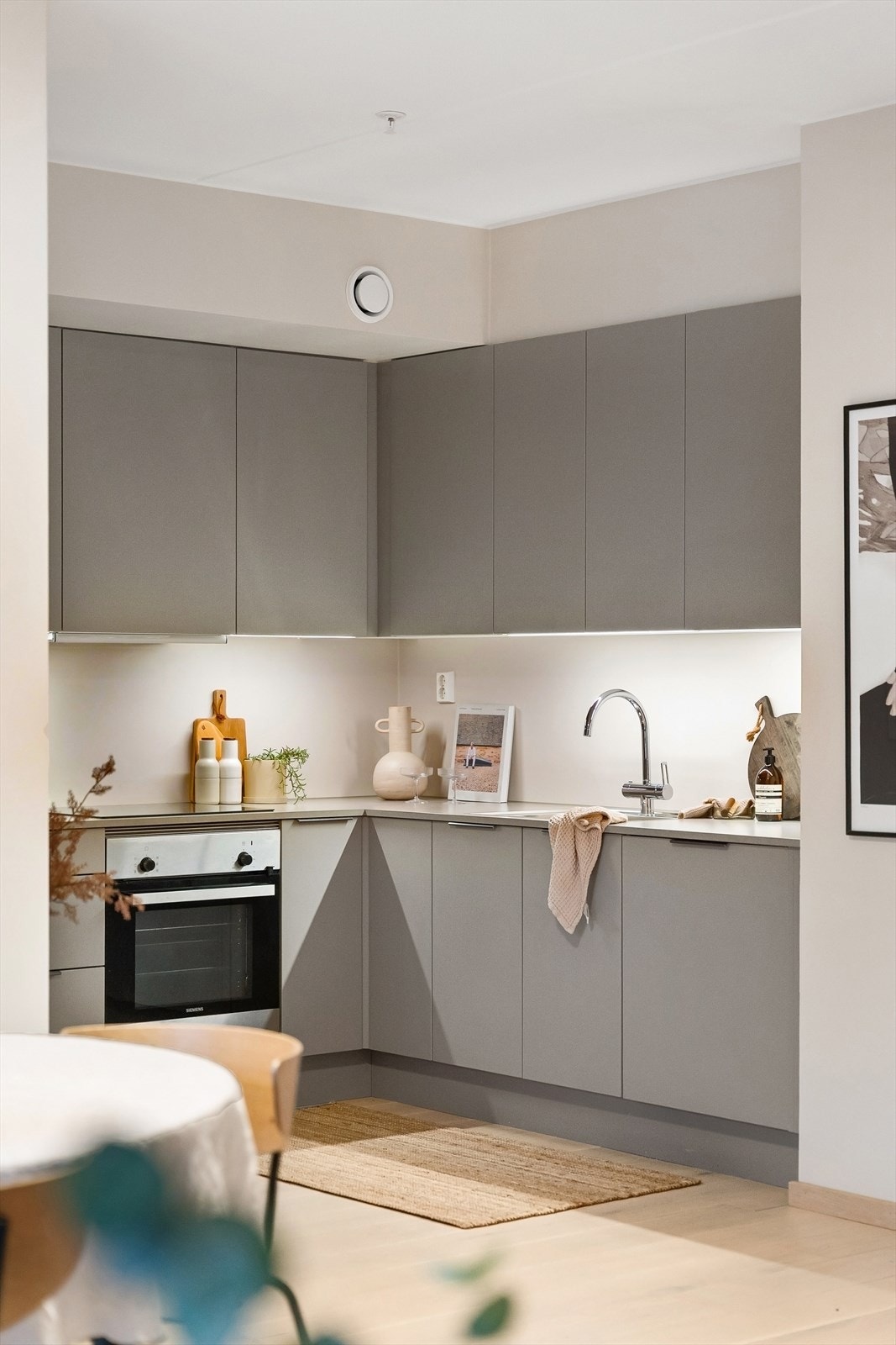 Det er godt med skapplass på kjøkkenet. Galleribilde