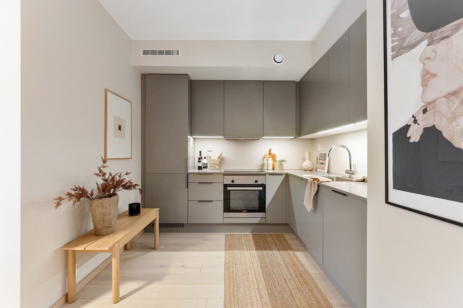 Det er installert tidsriktig glatt innredning fra HTH med soft close dører og takoppforing. Galleribilde