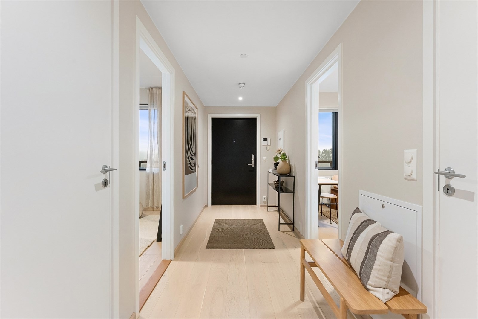 Trapp- og heisadkomst til etasjen leiligheten ligger i. Galleribilde