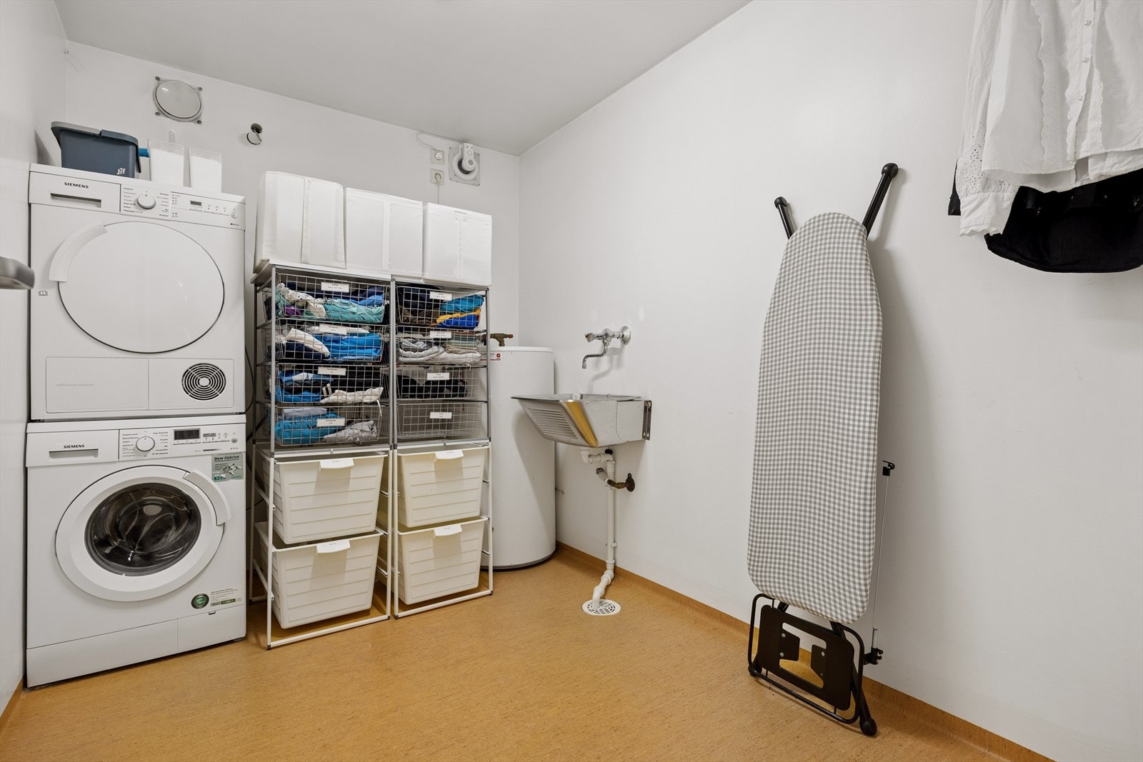 Stort, separat vaskerom med opplegg for vaskemaskin og utslagsvask. Galleribilde