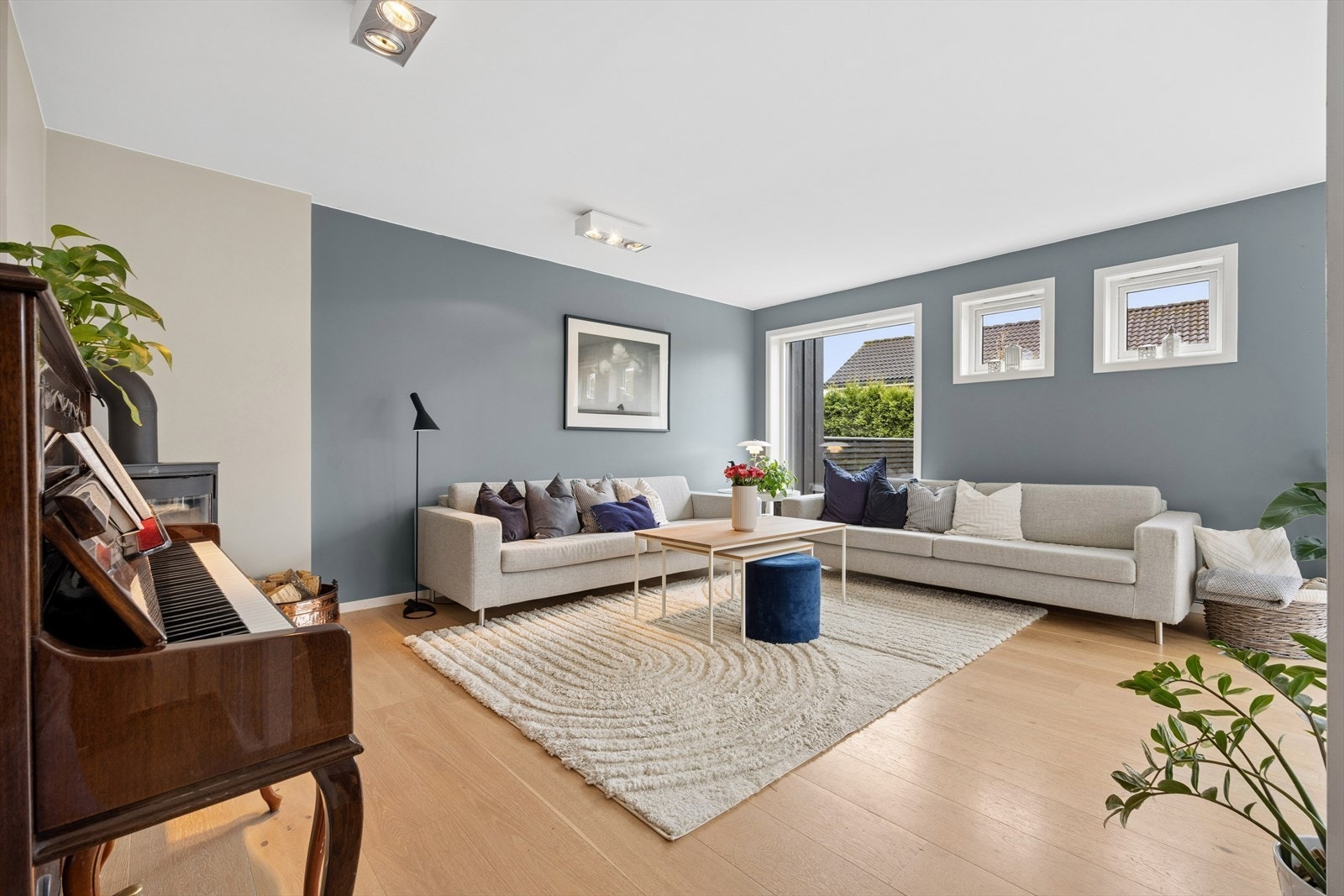 De store vindusflatene, sammen med terrassedøren, sørger for rikelig med naturlig lys og en luftig romfølelse. Galleribilde