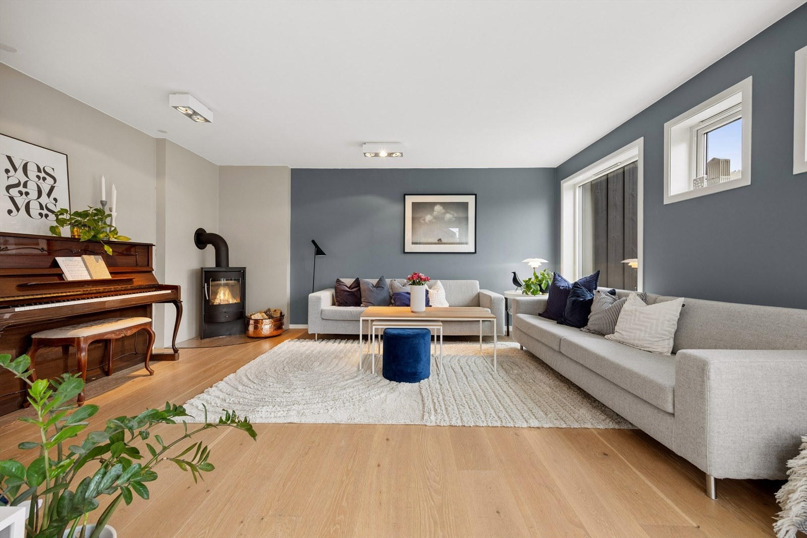 Gjennomgående parkett og lyse farger skaper en helhetlig og innbydende atmosfære. Galleribilde