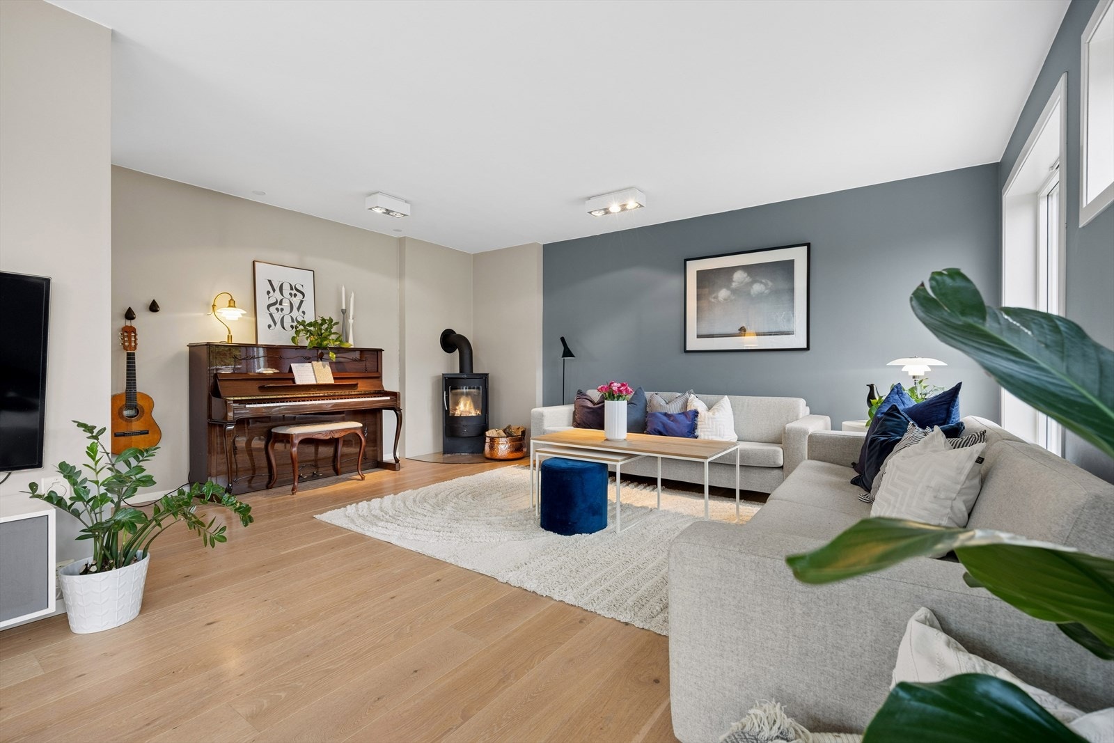 Stuen er boligens sosiale samlingspunkt som har en fin utforming med god møbleringsfrihet. Galleribilde