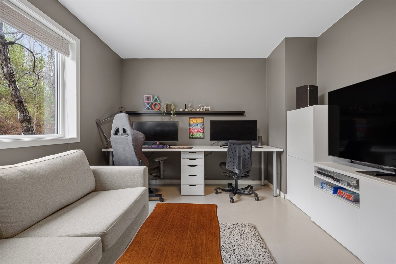 Rommet har parkett på gulvet og malte flater, og god plass til både sofagruppe og arbeidsstasjon - alt etter hva familie ønsker. Galleribilde