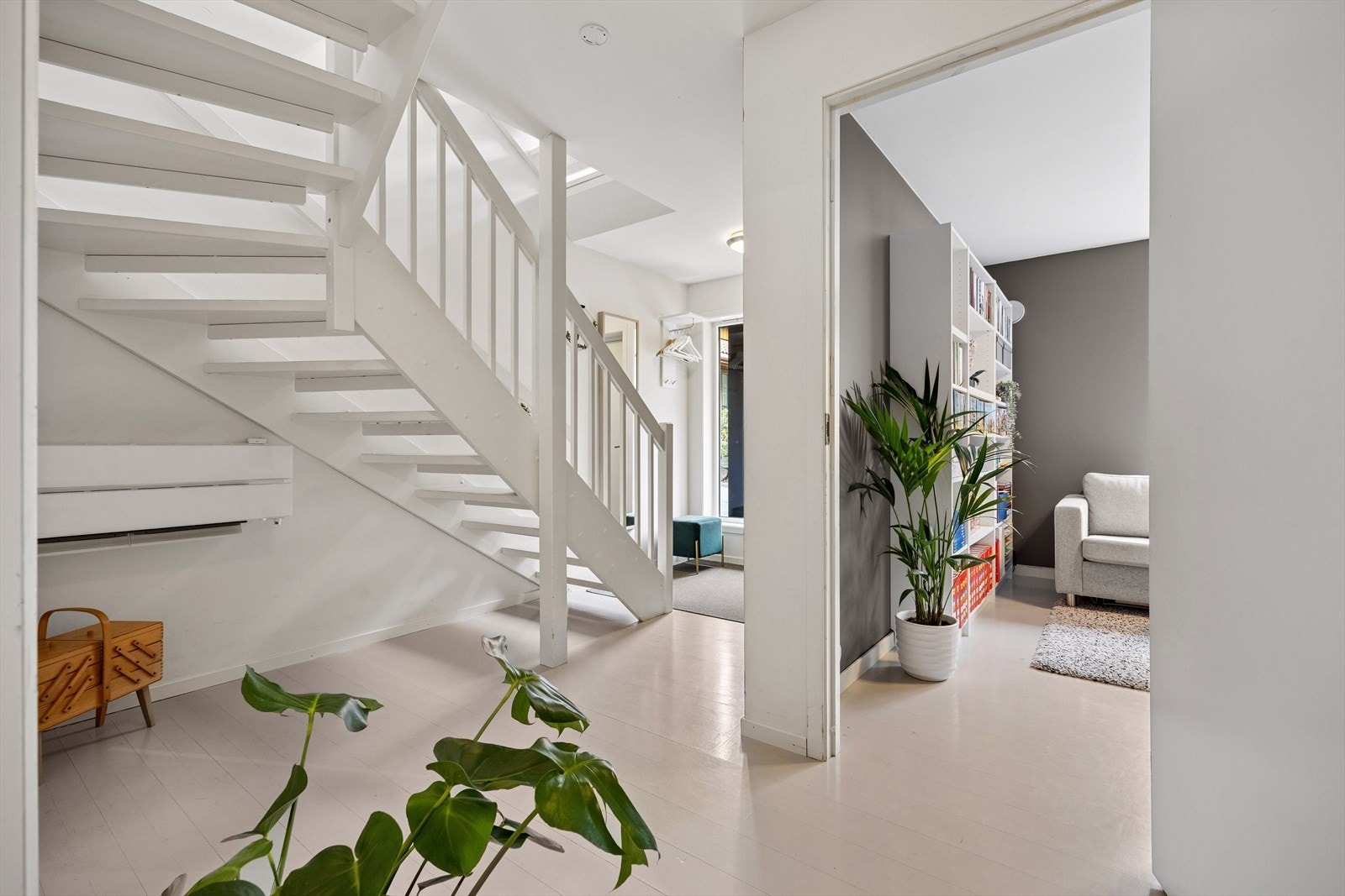 Den malte tretrappen forbinder boligens tre plan på en lys og åpen måte. Galleribilde