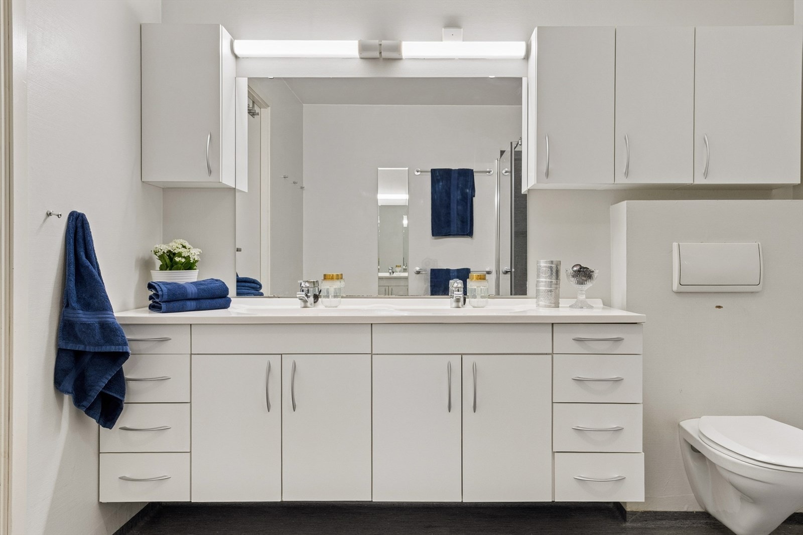 Familiens hovedbad i 2. etasje er utstyrt med stor innredning med dobbel servant, speil og har rikelig med skapplass. Galleribilde