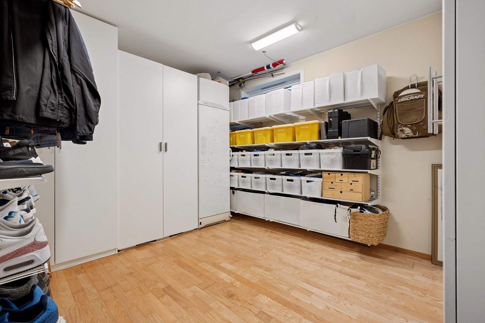 Praktisk bod i underetasjen gir rikelig med lagringsplass. Galleribilde