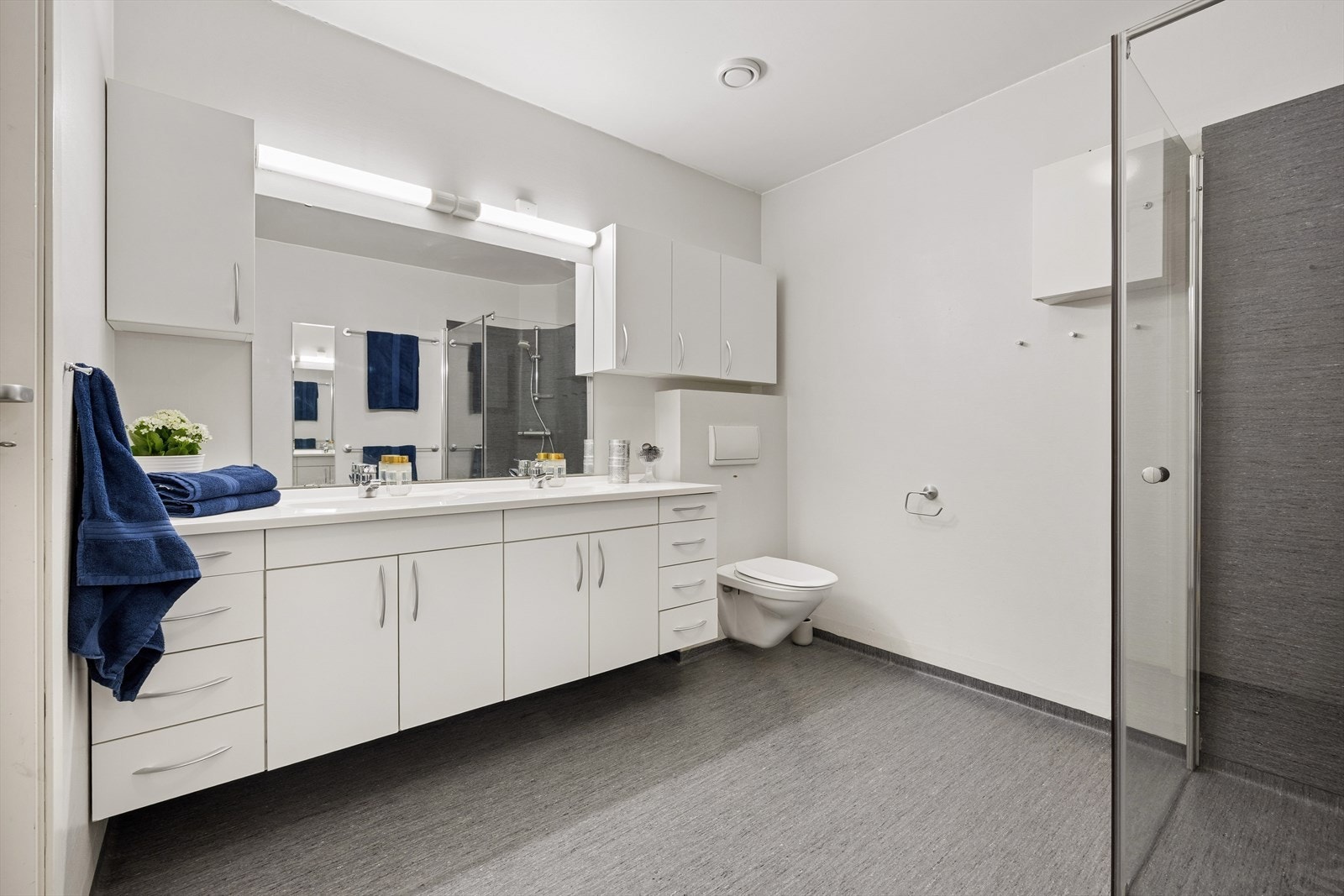 Badet har også elektriske varmekabler i gulvet, vegghengt toalett og et dusjhjørne med dører av nyere dato. Galleribilde