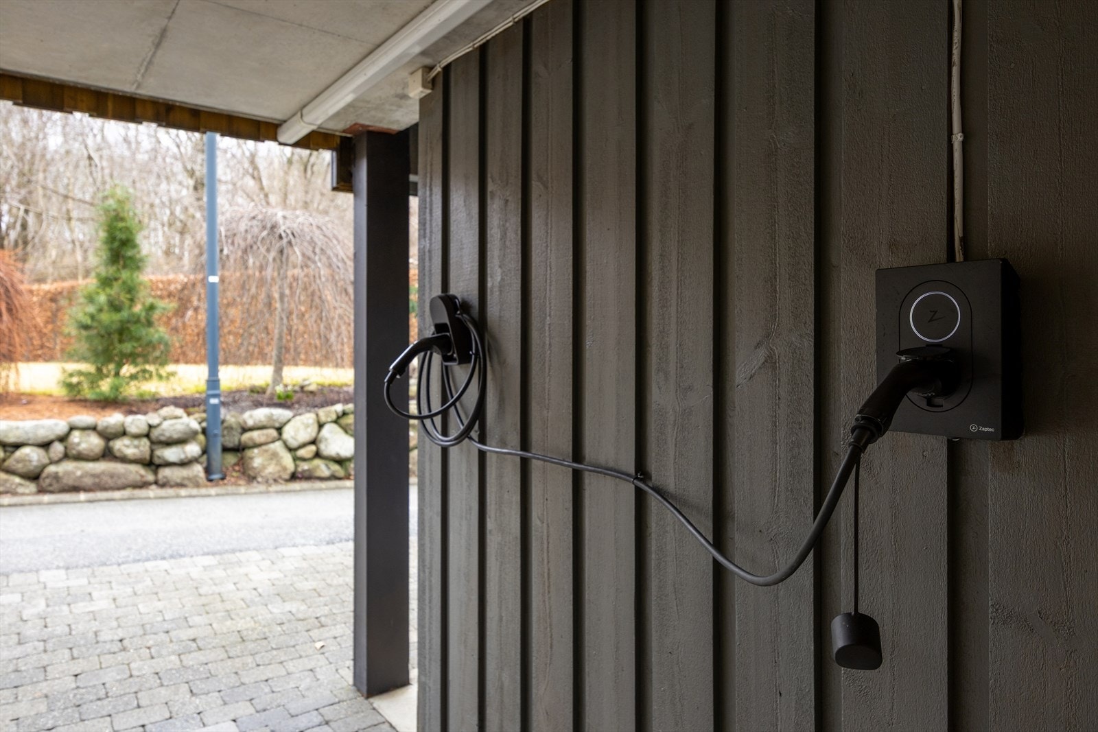 Parkering i egen carport med en nyinstallert elbillader fra Easee (2024). Galleribilde