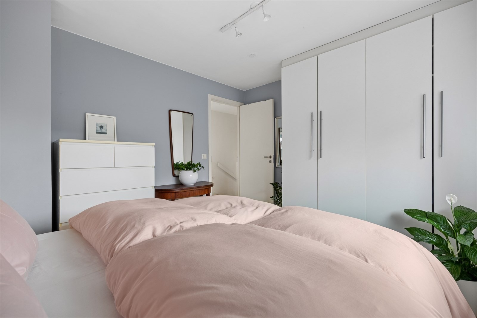 Hovedsoverommet har god plass til dobbeltseng, tilhørende møblement og stort garderobeskap med god plass til oppbevaring. Galleribilde