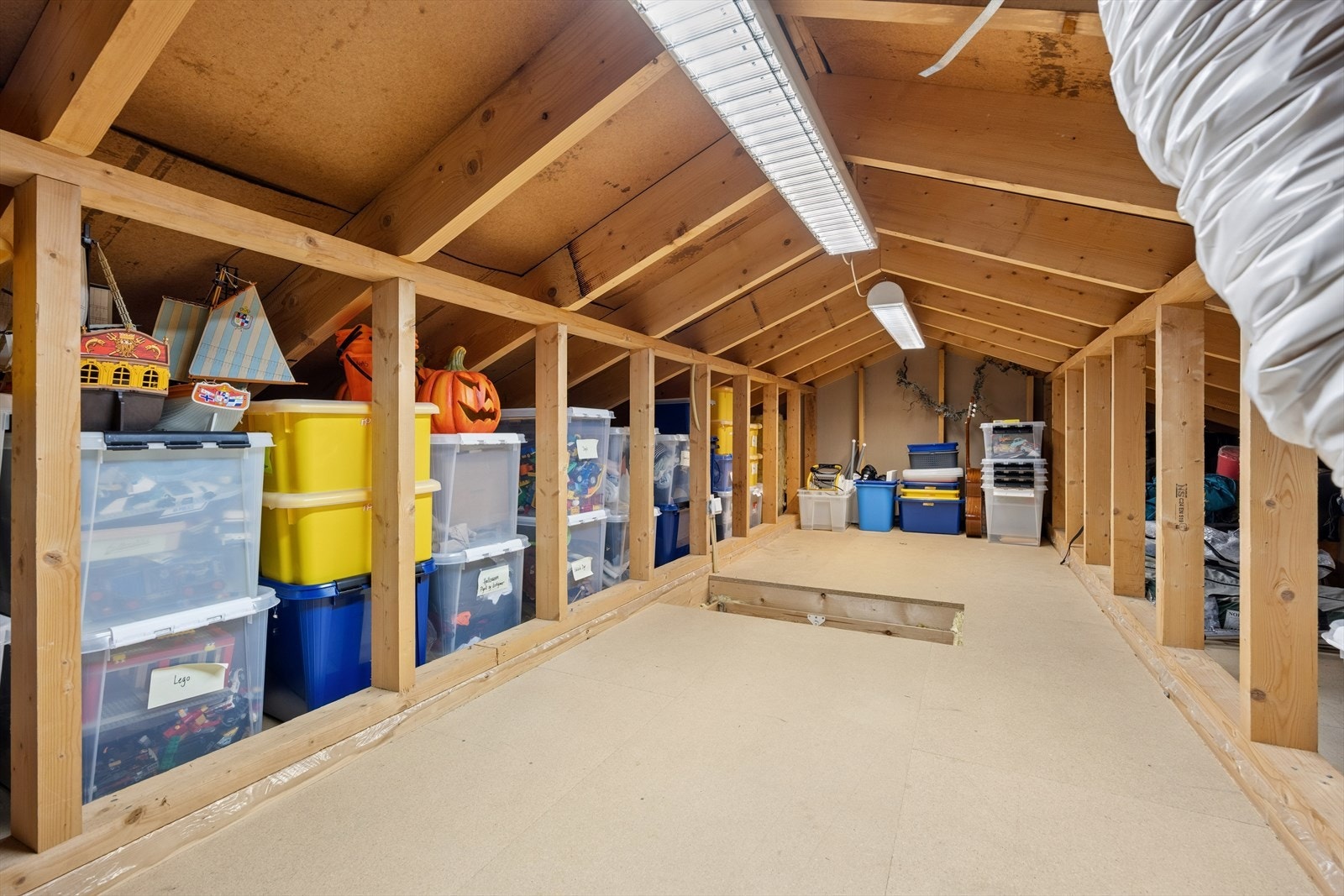 Et stort loft gir svært gode lagringsmuligheter. Galleribilde