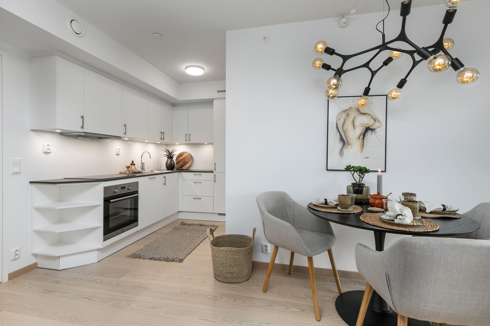 Fin avsatt plass til spisebord mellom stuen og kjøkkenet. Bilde fra L702. Galleribilde