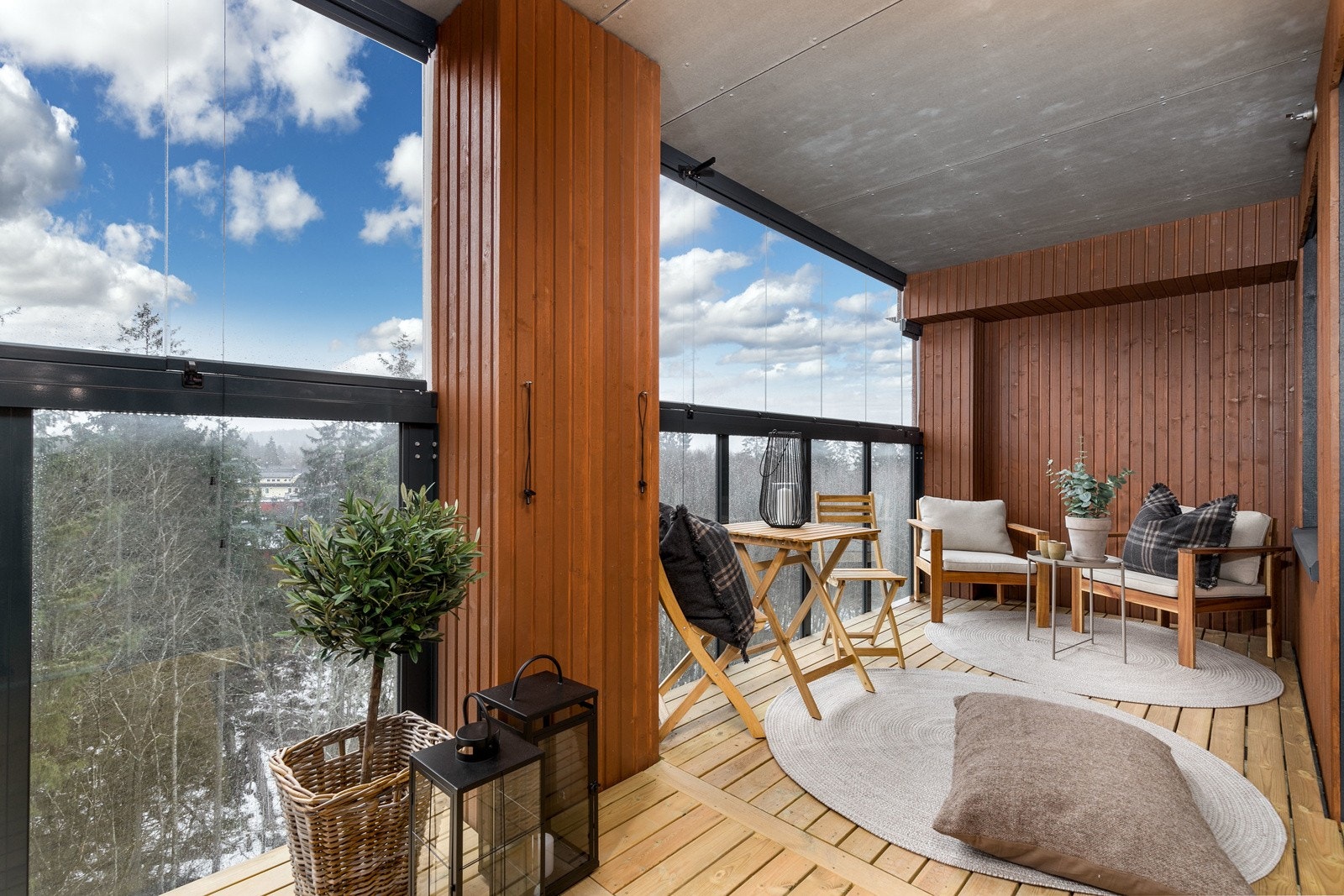 Utgang til en sydøstvendt innglasset balkong på 16 kvm, med flott utsyn mot skogen. Galleribilde