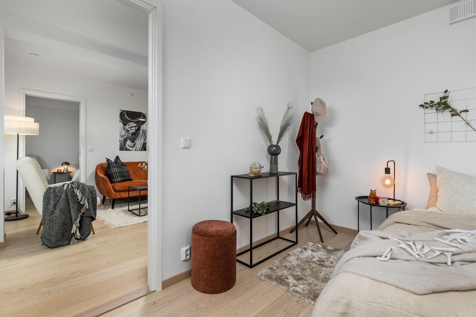 Avsatt plass til kommode/skap på soverom 2. Bilde fra L702. Galleribilde