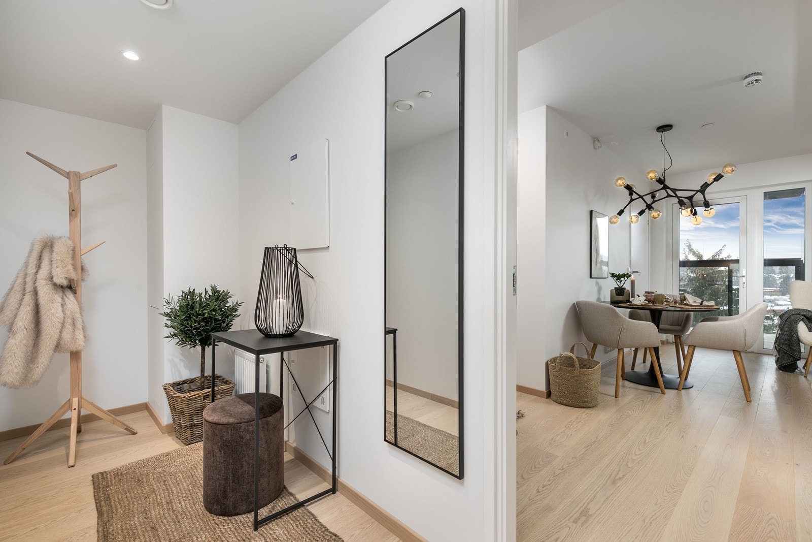 Flott entré/ gang med god avsatt plass til skapinnredning. Bilde fra L702. Galleribilde