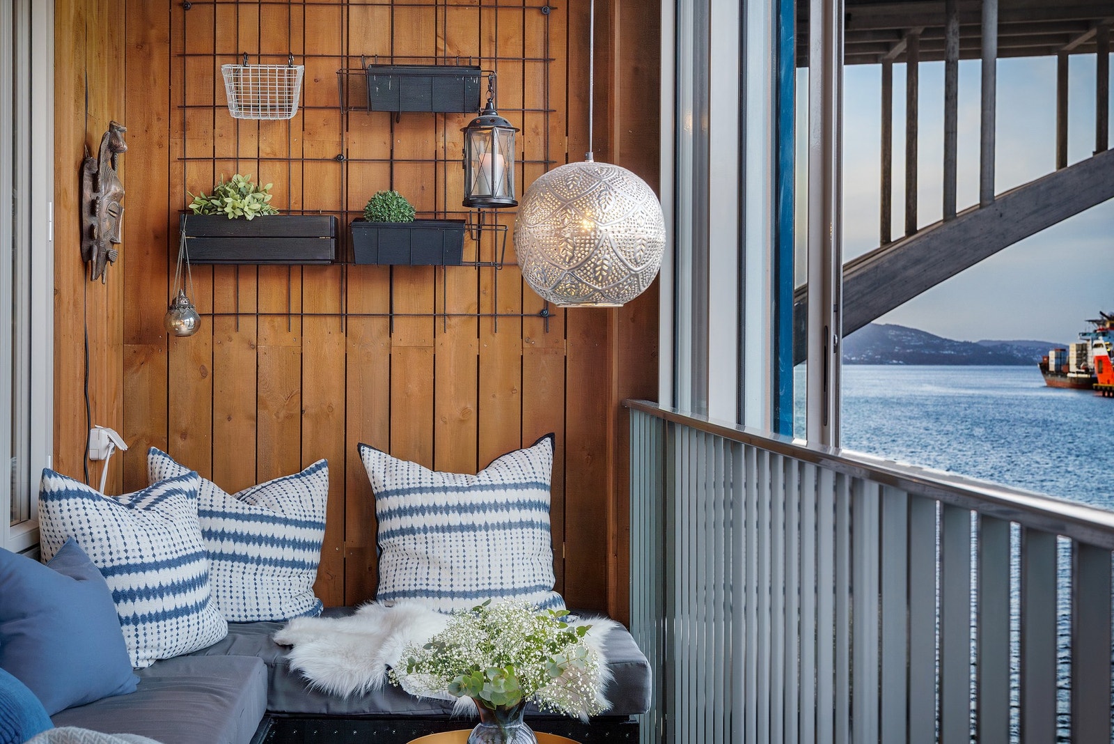 - Balkongen fungerer som en naturlig forlengelse av stuen året rundt - Galleribilde