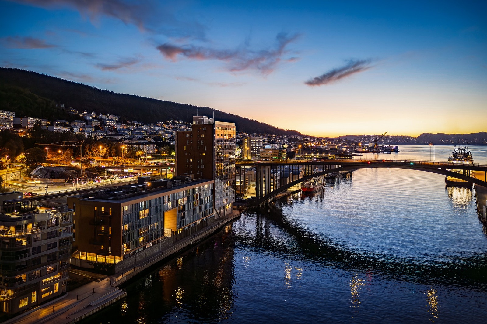 - Det går en hyggelig promenade langs hele sundet - Galleribilde