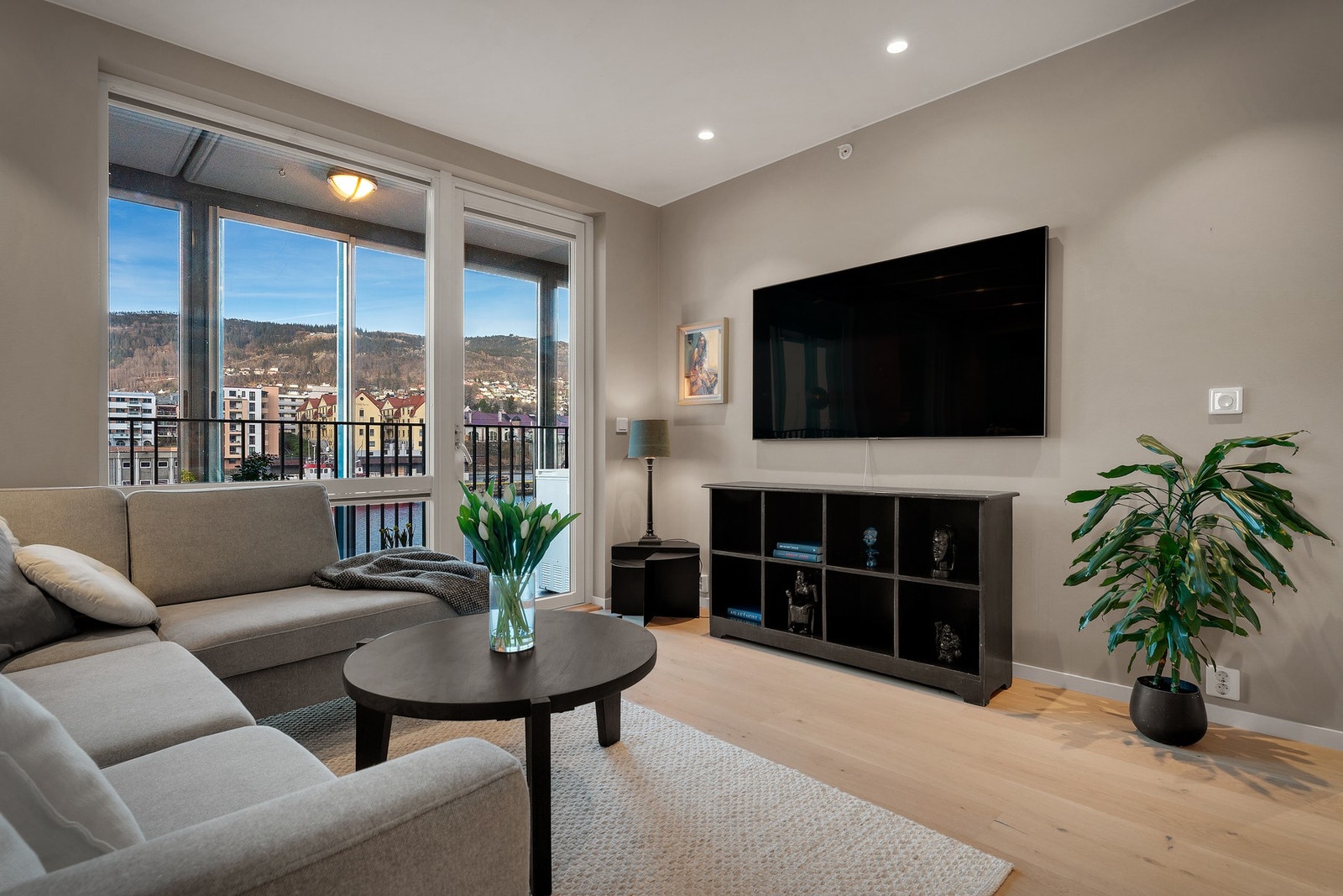 - Det er installert spotlights i stue/kjøkken, hovedsoverom, gang og bad - Galleribilde