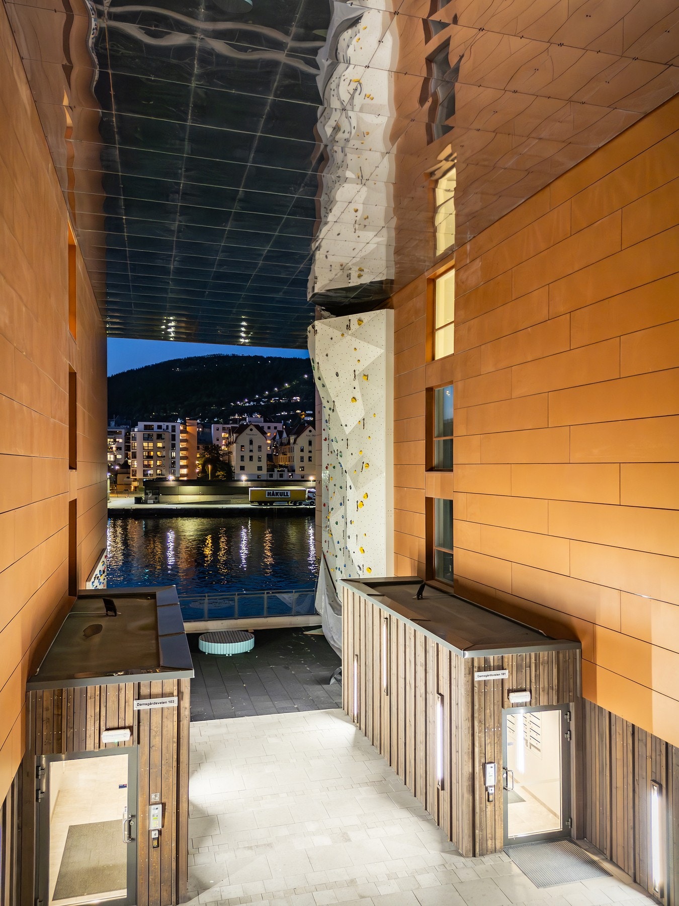 - Sameiet har egen klatrevegg - Galleribilde