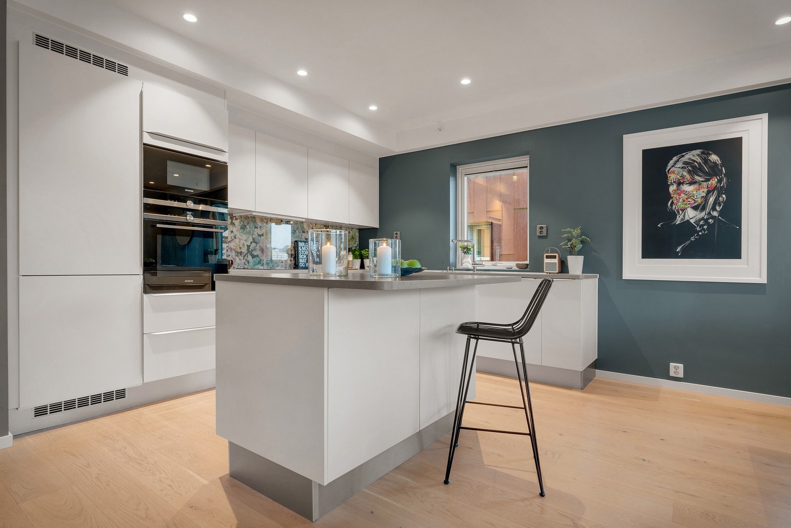 - Kjøkkenøyen gir ekstra oppbevaring- og benkeplass, samt en hyggelig frokostplass - Galleribilde