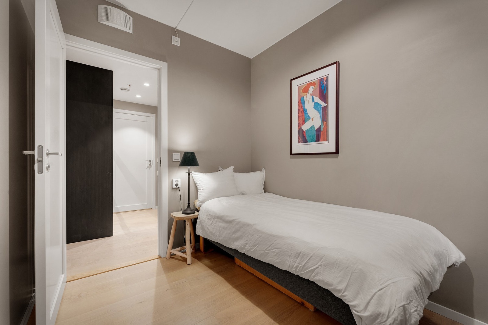 - Soverom nummer to passer både som gjesterom, kontor eller barnerom - Galleribilde