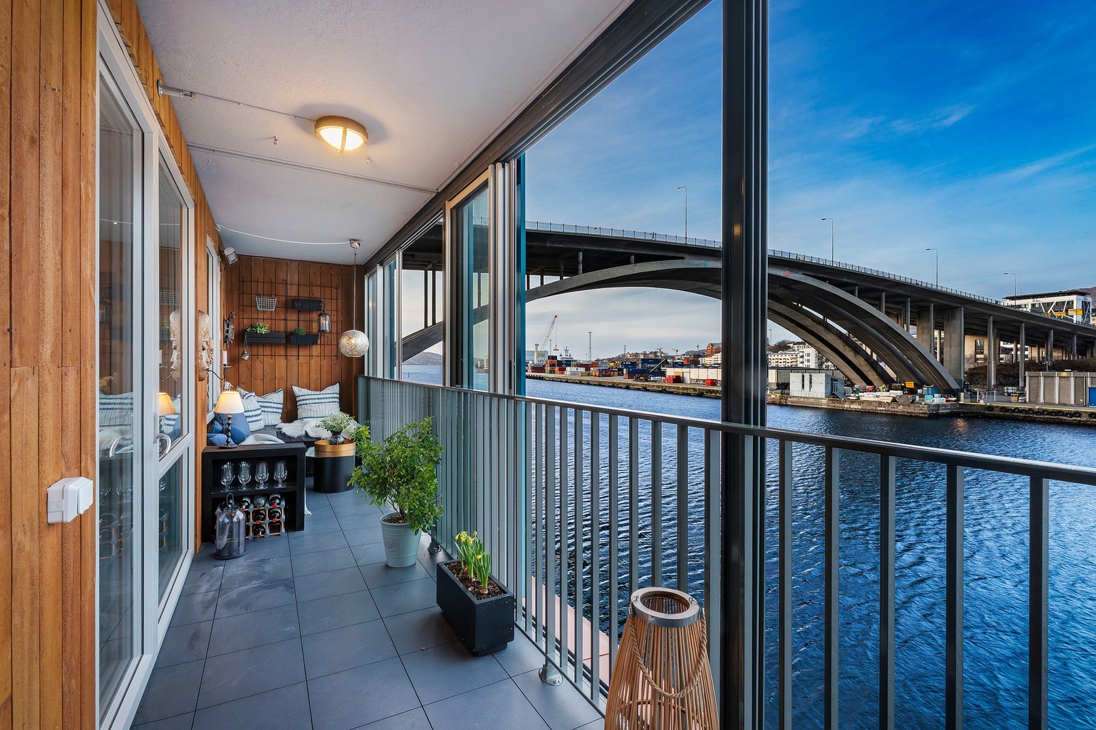 - Fra stuen og hovedsoverommet er det utgang til den store innglassede balkongen på ca. 12 m² - Galleribilde