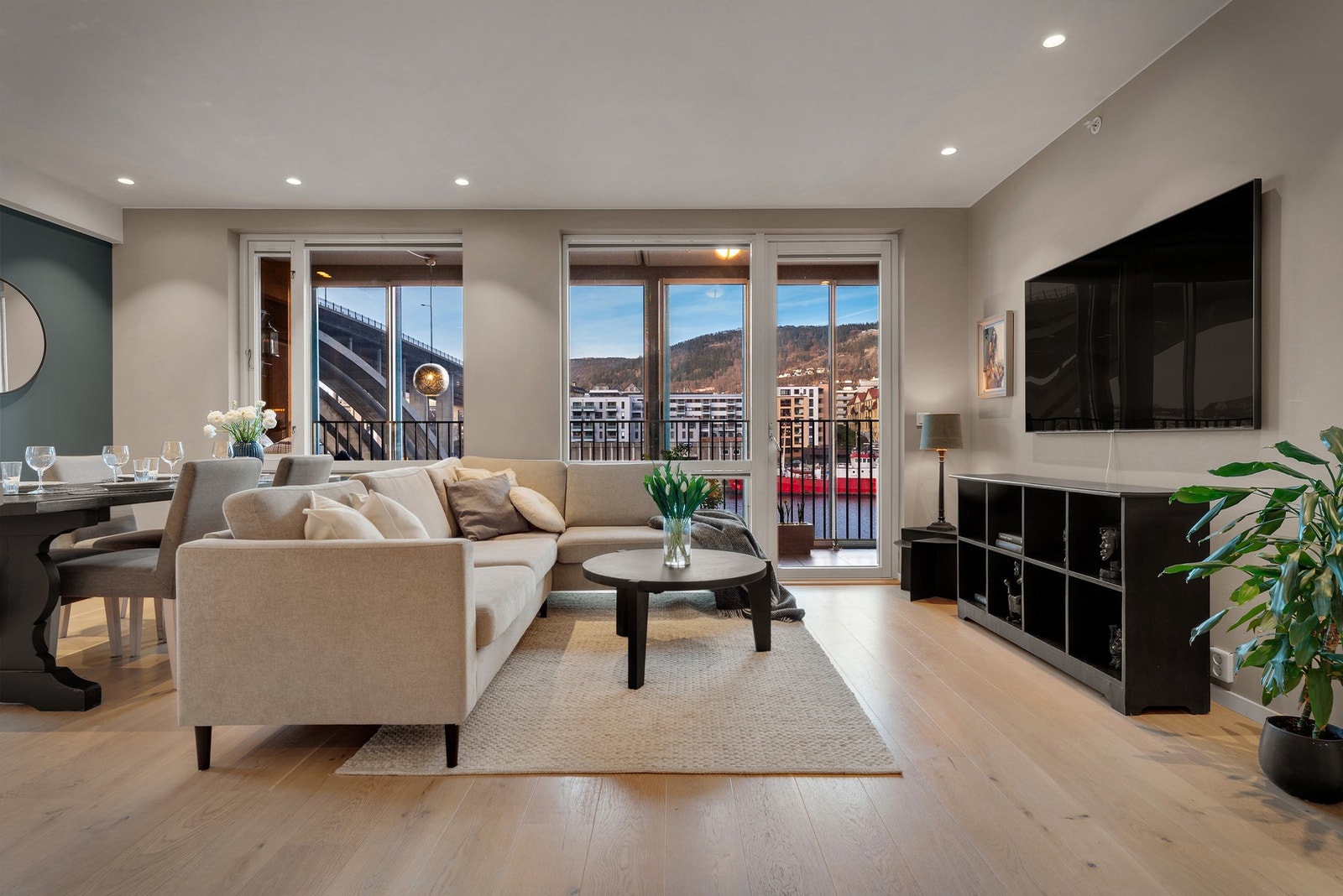 - Boligen har gjennomgående 1-stavs eikeparkett på gulv og lyse, malte overflater på vegger og himling som gir et tidløst og stilrent uttrykk - Galleribilde